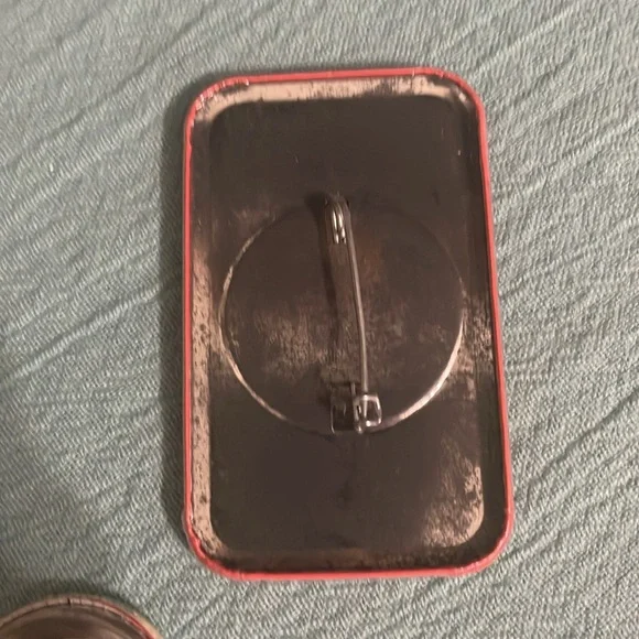 Button and pin bundle - Picture 7 of 9